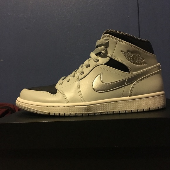 Air Jordan 1 retro mid almost ds  worn one size 10 - Picture 4 of 7